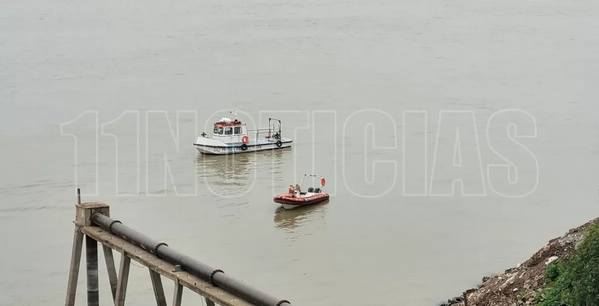 Rescataron a tres personas que volvían de la isla y se les dio vuelta la piragua en el Paraná 