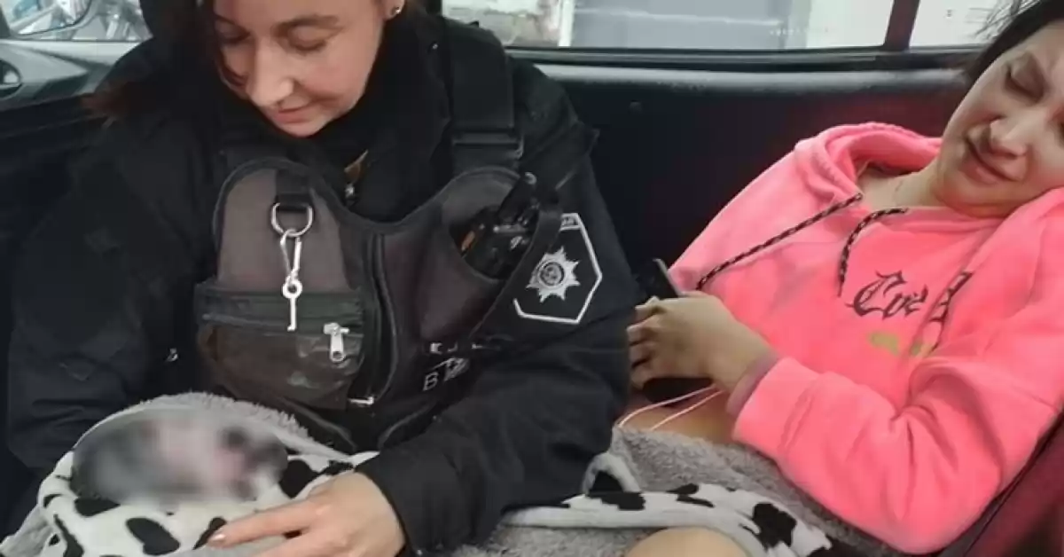 Dos policías asistieron a una mujer que dio a luz en un patrullero