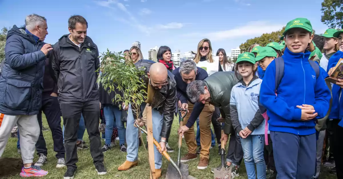 En la previa de sus shows en Rosario, Abel Pintos plantó árboles en el Parque Nacional a la Bandera