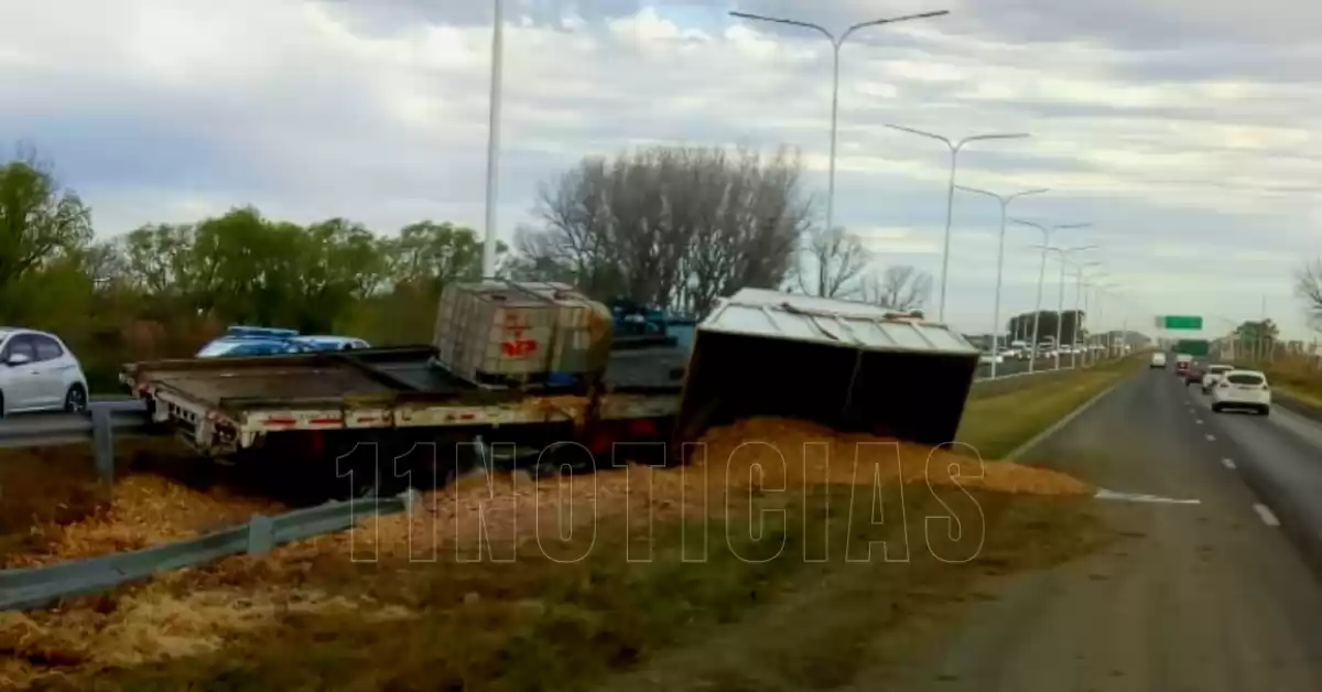 Volcó un camión en la Autopista Rosario - Santa Fe: el conductor resultó herido y hay demoras en el tránsito