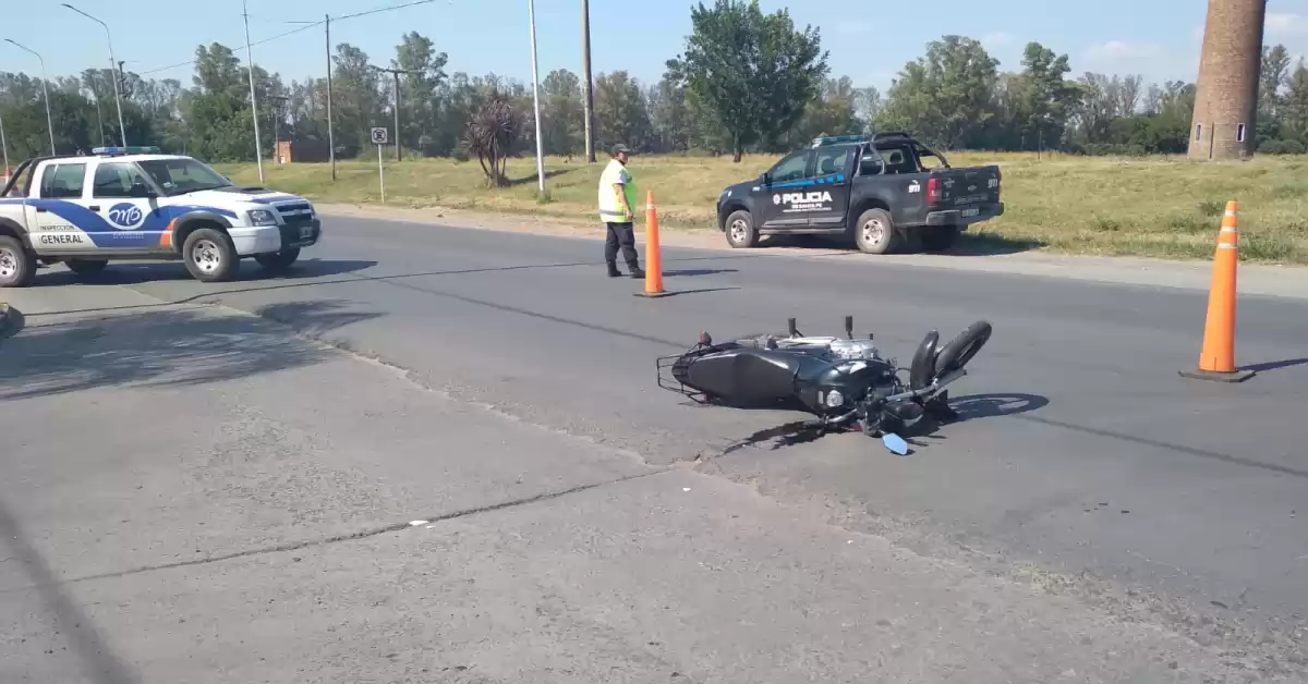 Un joven con fracturas tras chocar en su moto con un auto en Capitán Bermúdez