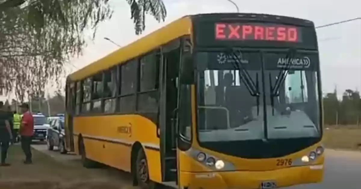 Dos heridos por un accidente entre un camión y un colectivo interurbano en Capitán Bermúdez