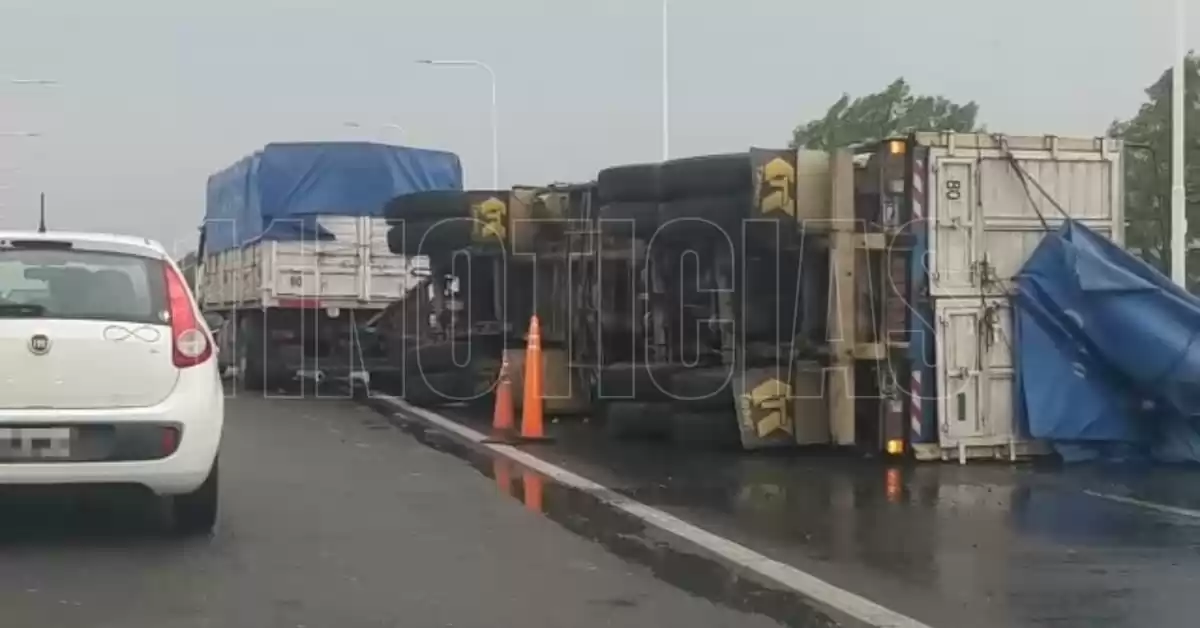Dos accidentes sin heridos en la Autopista Rosario - Santa Fe el domingo por la tarde 