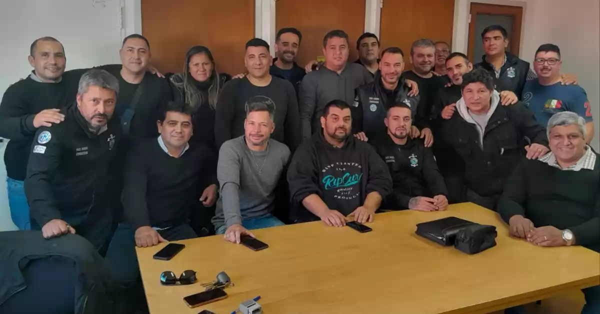 Arena y Piedra del Litoral: gremios marítimos y fluviales firmaron un aumento del 115 por ciento 