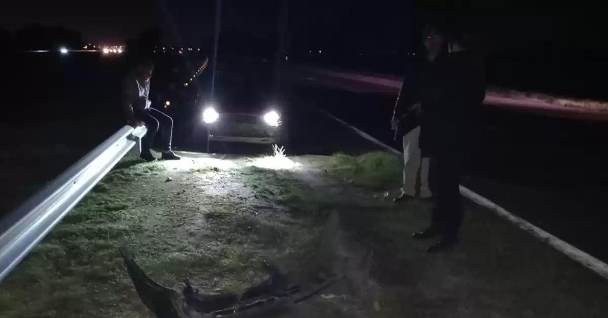 Intentó esquivar un auto estacionado y terminó en el cantero central de la Autopista