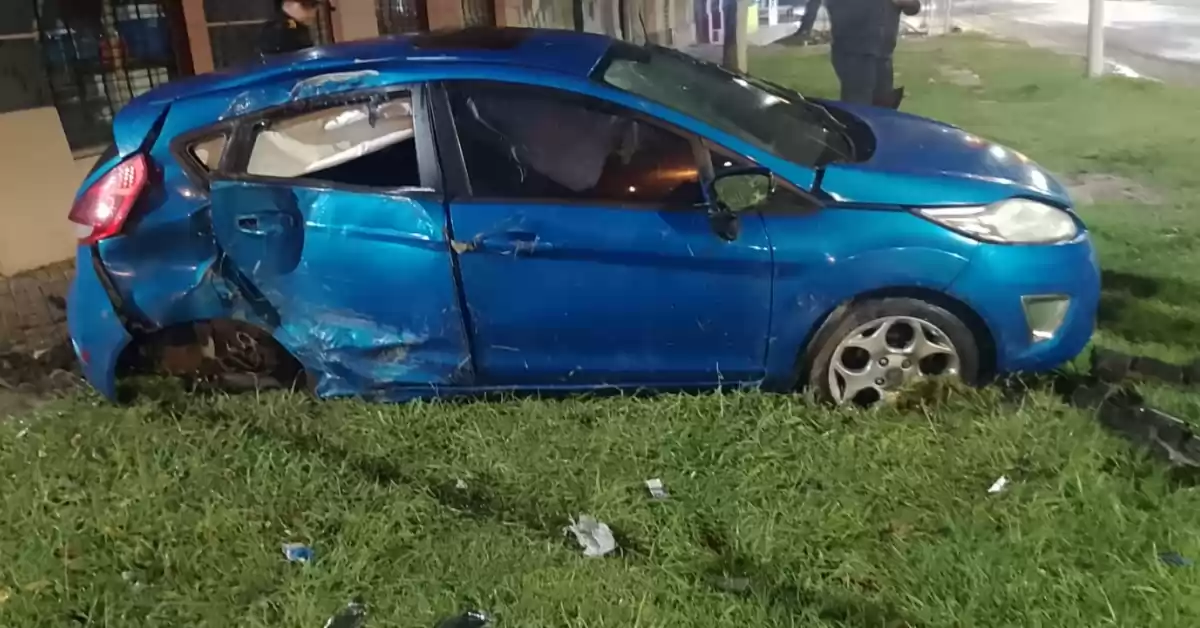 Bermúdez: le prestó el auto al amigo para ir al kiosco y se lo chocó contra un árbol
