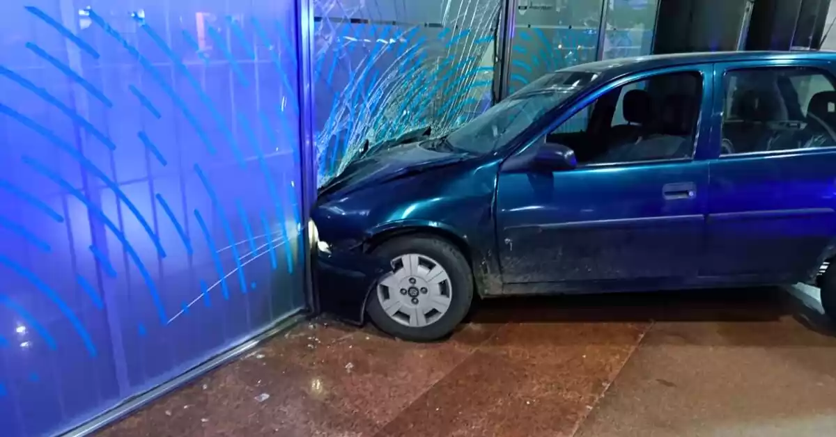 Le negaron un préstamo, se subió a la peatonal y estrelló su auto contra el Banco Nación de Rosario