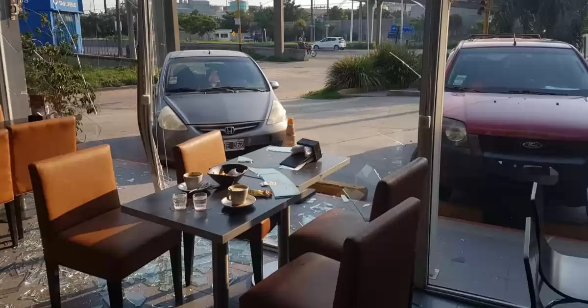 Tomaba café en una estación de servicios y fue lesionada por un auto que se incrustó en el local