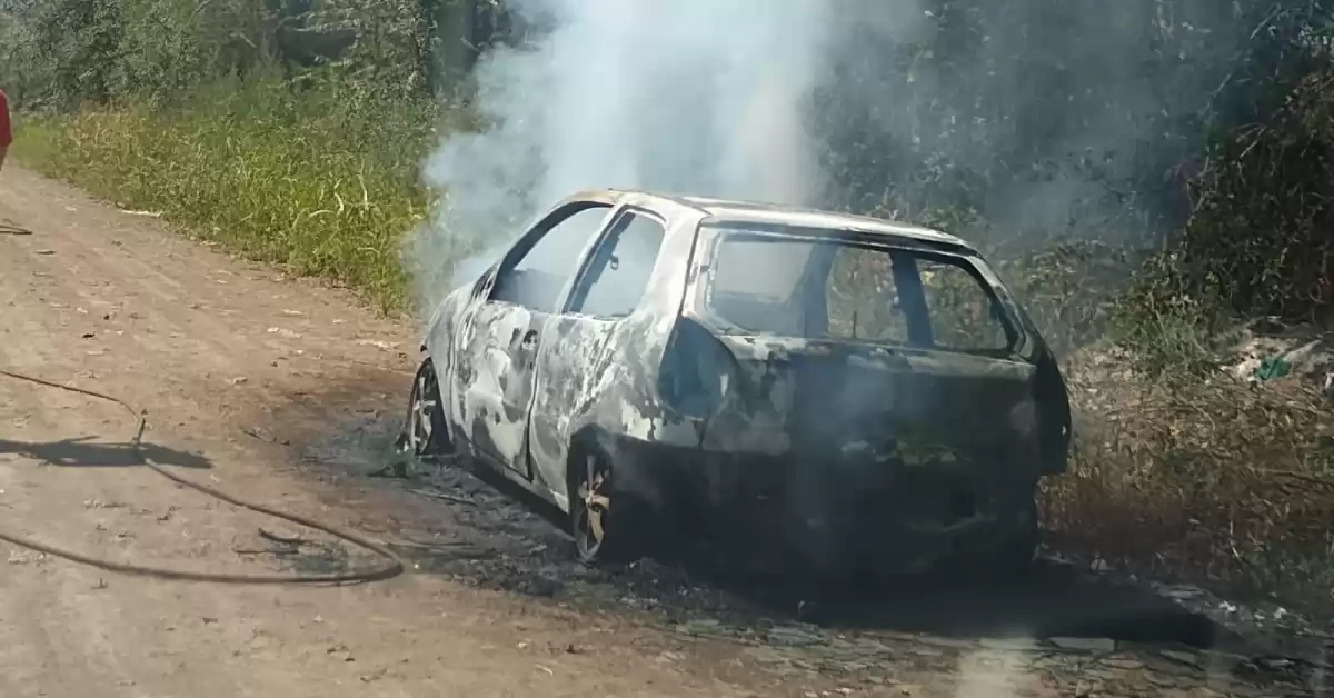 Se incendió un auto a metros de un empresa en la colectora de Autopista en Beltrán 