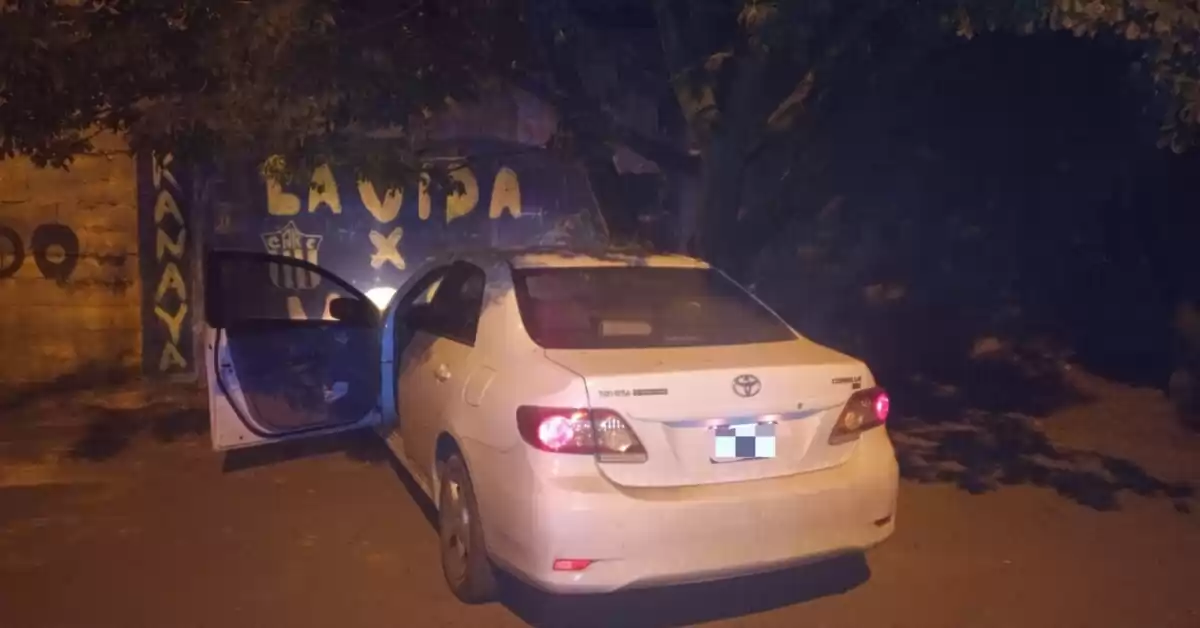 Robó un auto en San Lorenzo, tras una persecución chocó un árbol en Baigorria y escapó