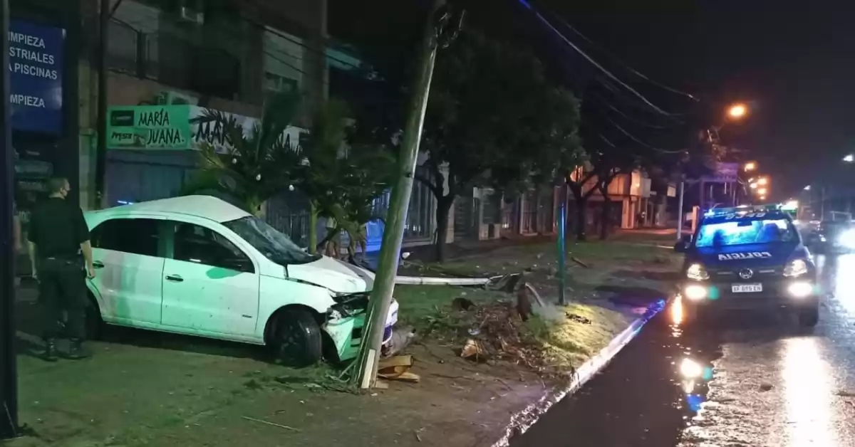 Bermúdez: se subió con auto y todo a la vereda y chocó contra un poste de alumbrado