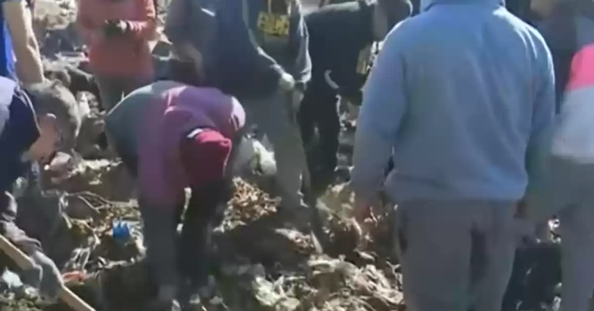 Encontraron miles de dólares en un basural de Las Parejas y los vecinos siguen buscando más