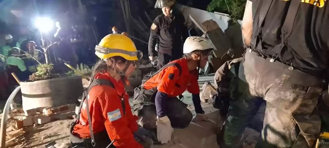 Bomberos de Bermúdez asistieron a los de Rosario en la búsqueda de las víctimas en la casa derrumbada