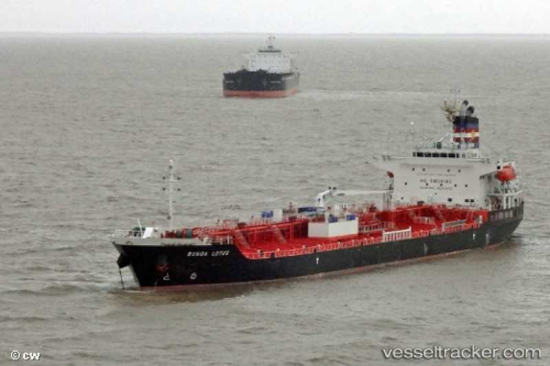 Un empuje colisionó con un buque tanque, hubo derrame de fuel oil