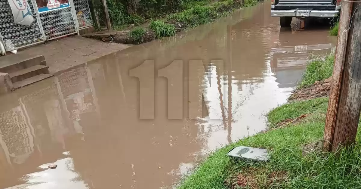 Una obra sin terminar convierte una calle de Capitán Bermúdez en un río cada vez que llueve