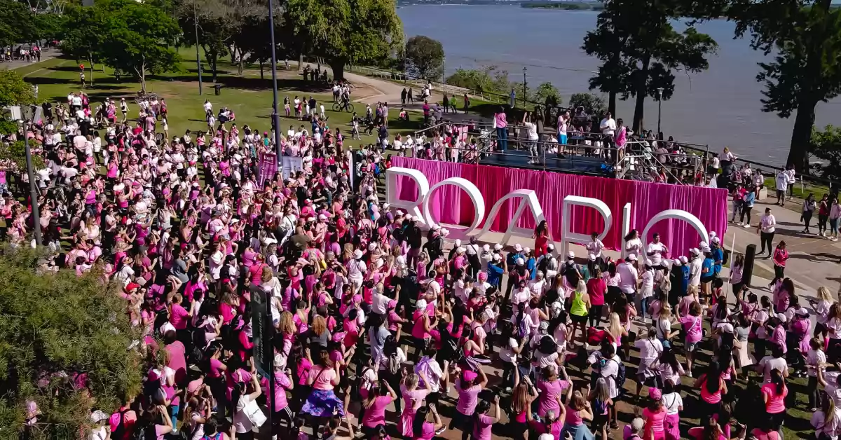 El bulevar Oroño se tiñó de Rosa con una gran caminata contra el Cáncer de mamas 