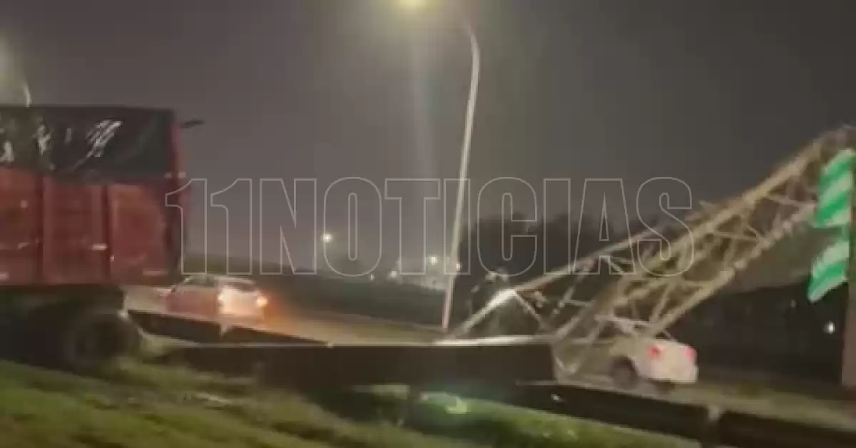 Autopista Rosario - Santa Fe: un camión chocó el cartel del acceso sur a San Lorenzo 