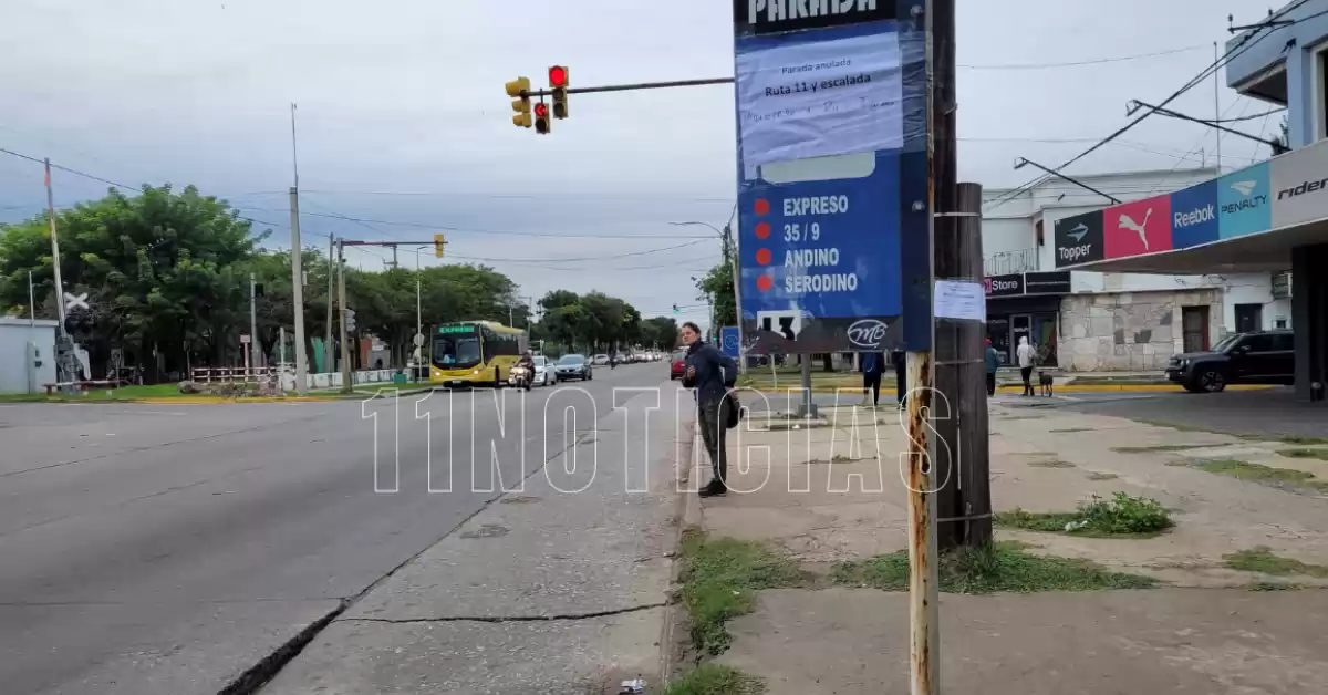 Bermúdez: anulan una parada de colectivos céntrica por el hundimiento de la banquina