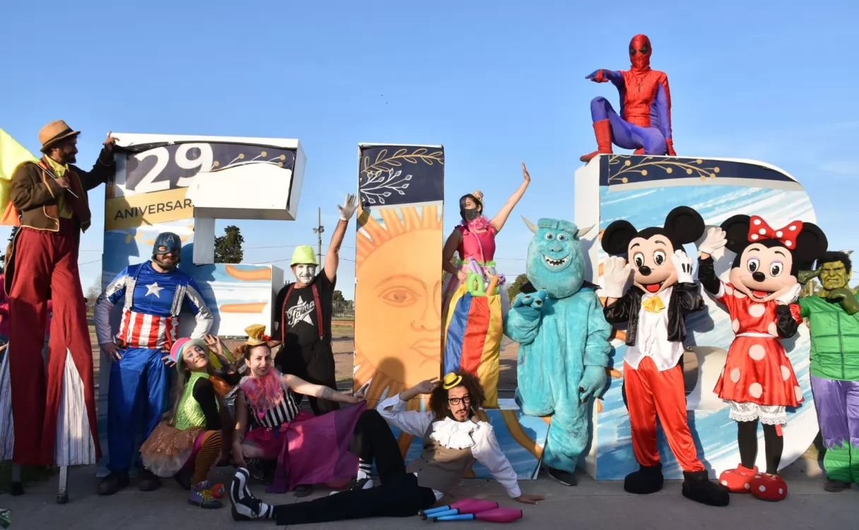 Beltrán festejó el día de la infancia con una caravana por todas las plazas