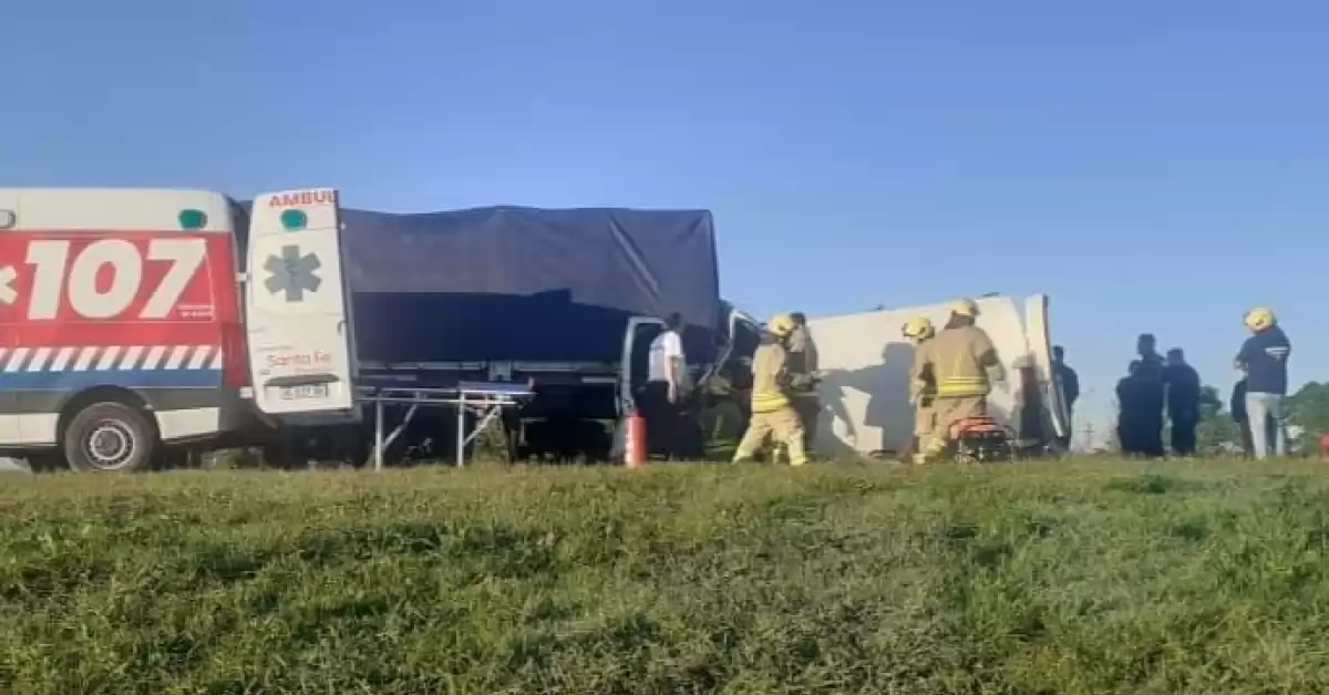 Un utilitario chocó de atrás a un camión en la Autopista Rosario - Córdoba: hay un herido de gravedad