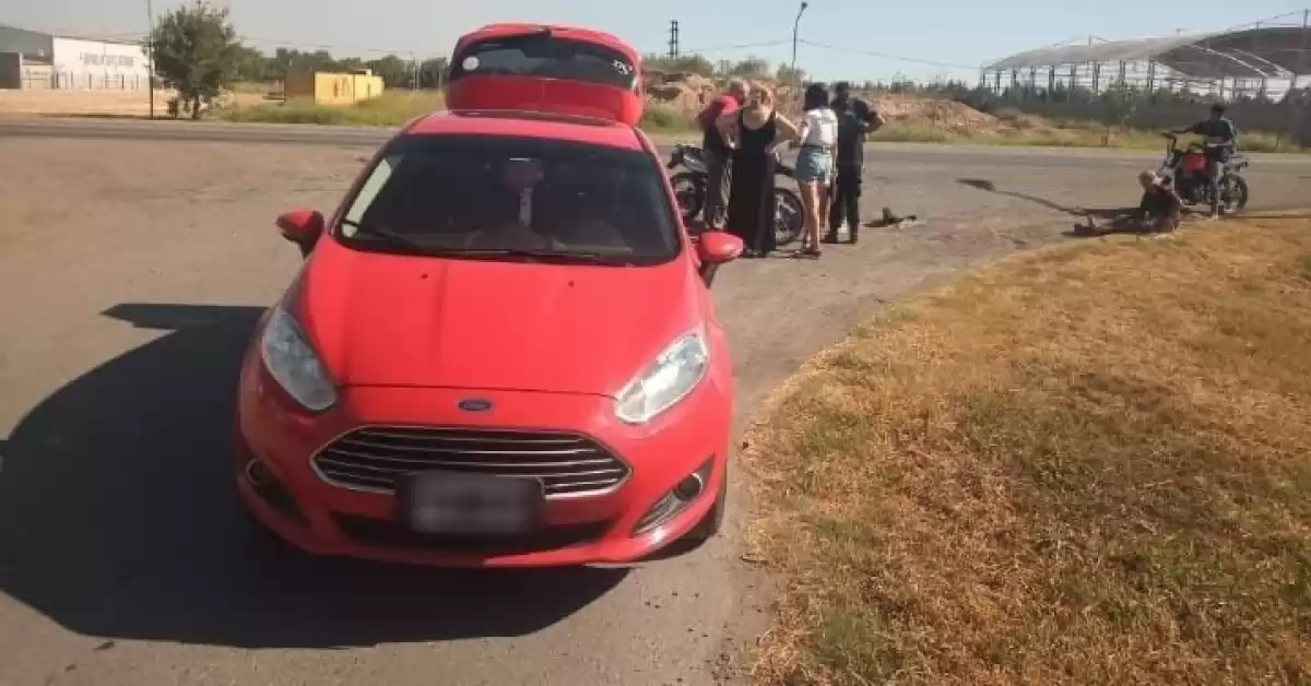 Dos lesionados en un choque entre una moto y un auto en la ruta A012