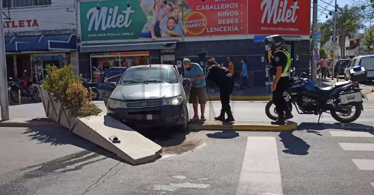 San Lorenzo: un auto corrió el cantero central de la Avenida tras chocar con otro