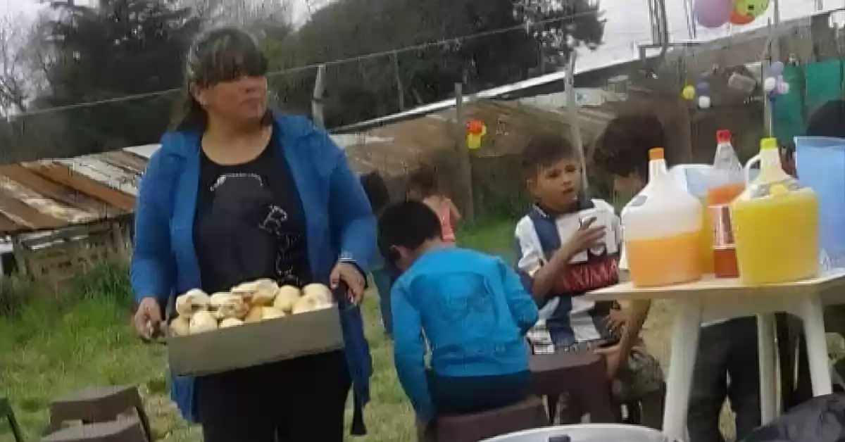 Una vecina de Barrio Quintas de Capitán Bermúdez junta donaciones para su merendero