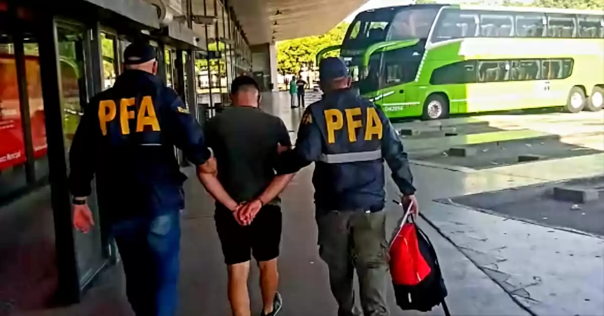 Dos detenidos por drogas: uno cayó antes de subirse a un colectivo en la Terminal de Rosario