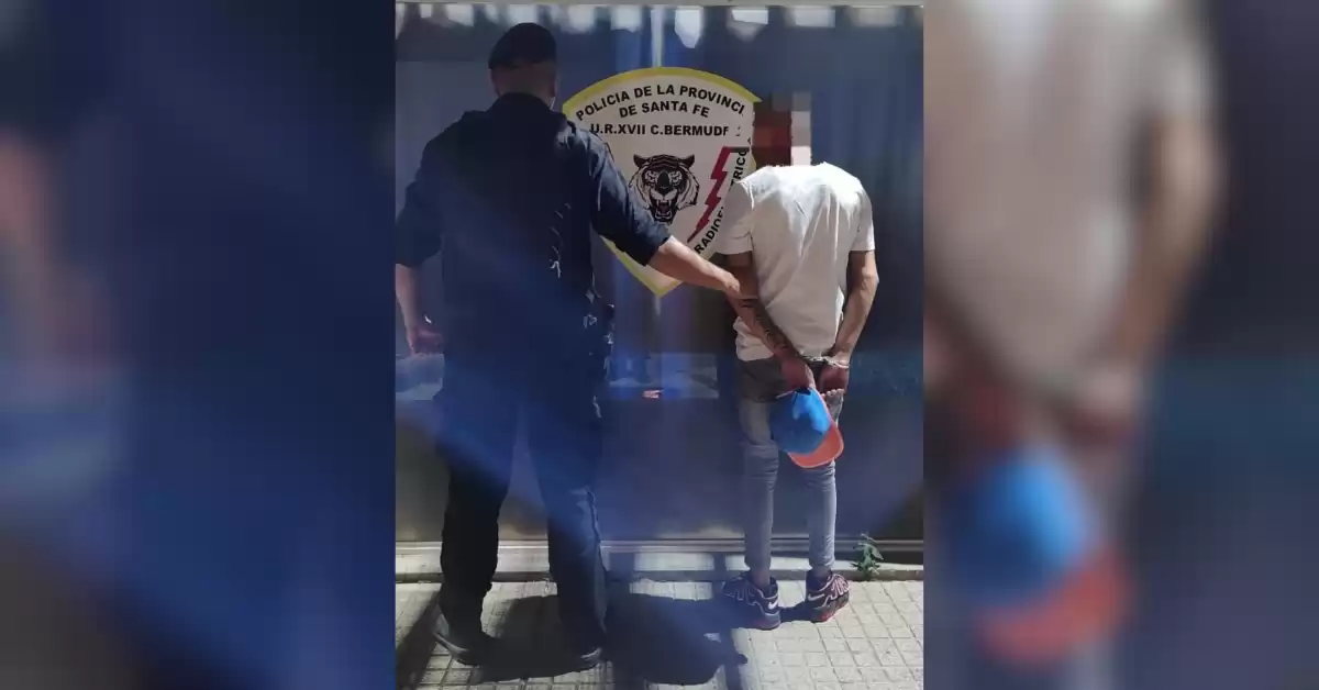 Motociclista se “abalanzó” contra un patrullero para chocarlo, escapó y detuvieron al acompañante