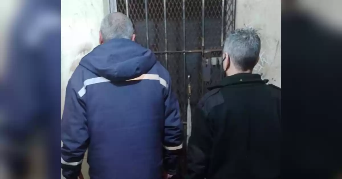 Agredió a su pareja, la retuvo en su habitación y cuando la llevó al hospital fue detenido