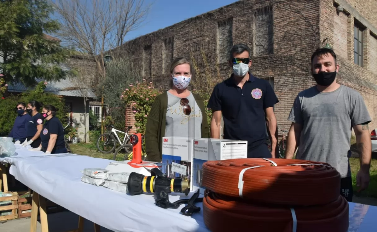 Bomberos de Beltrán recibieron donaciones de mangueras y lanzas