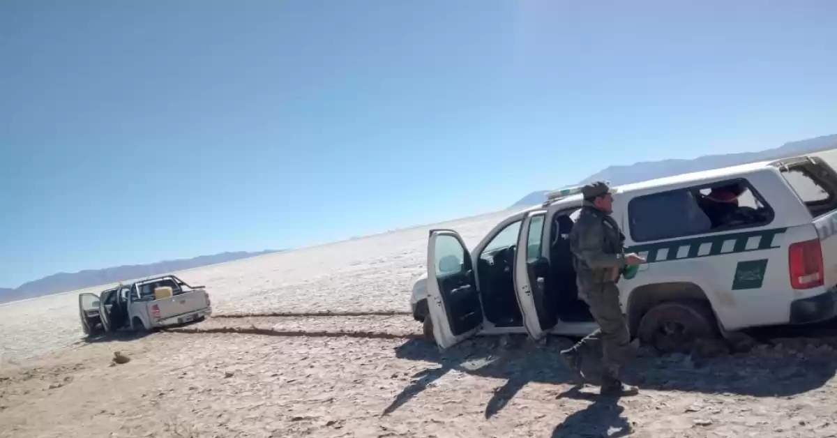 Se escapaban en una camioneta con 36 kilos de cocaína y quedaron enterrados en las salinas