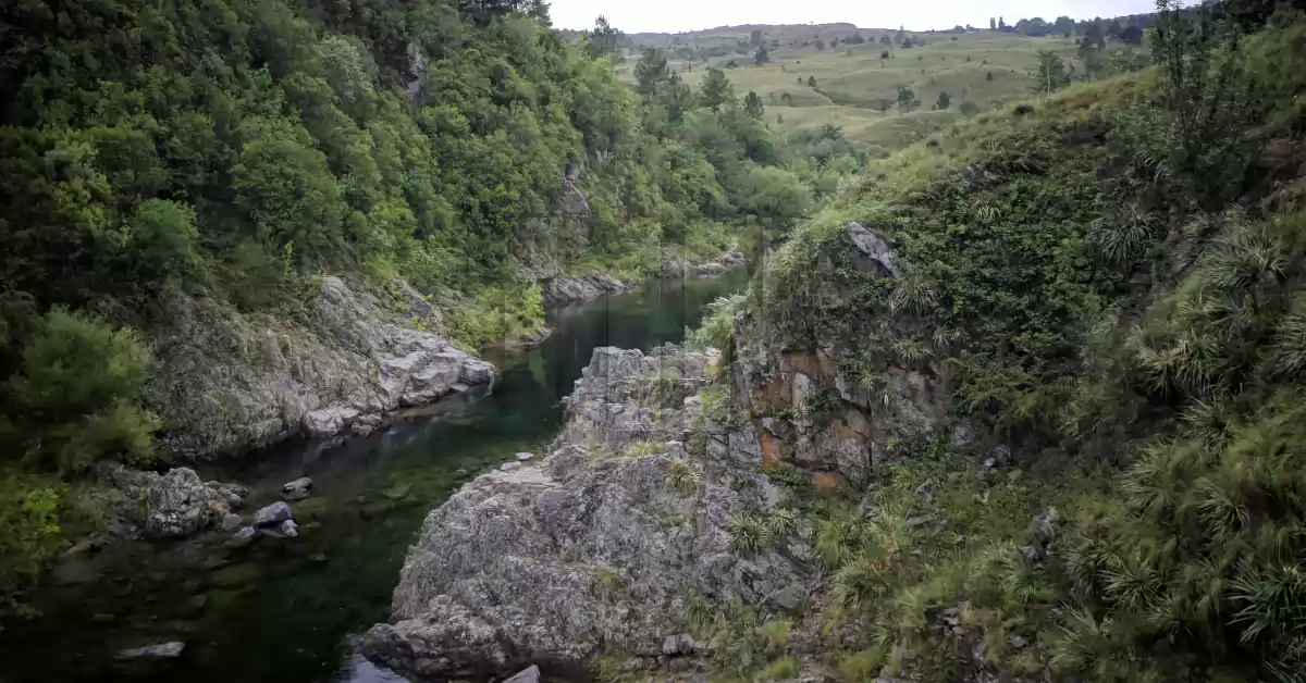 Un joven santafesino cayó de un barranco en Córdoba mientras intentaba sacarse una foto