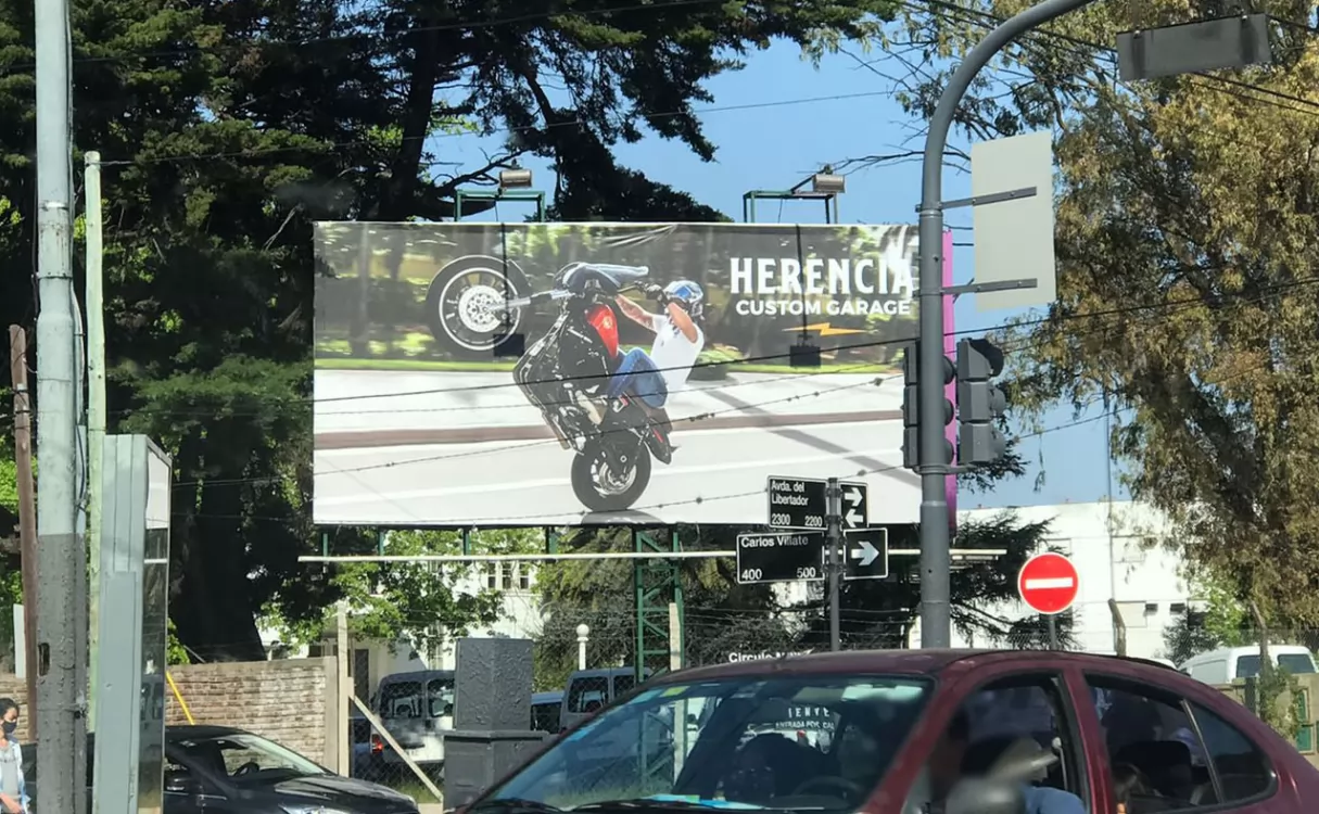 La Agencia Seguridad Vial apuntó contra una publicidad de Herencia Custom Garage por mostrar un Willy en motocicleta