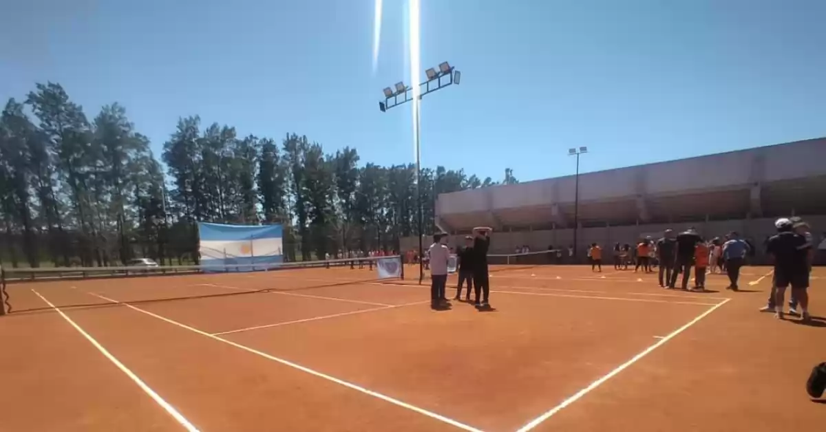 De Grandis inauguró dos nuevas canchas de tenis ampliando la Villa Deportiva 