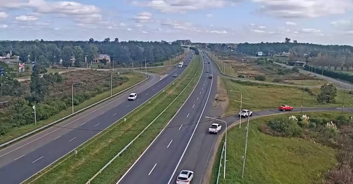 Autopista Rosario - Santa Fe: desvíos en Arocena por el vuelco de un camión