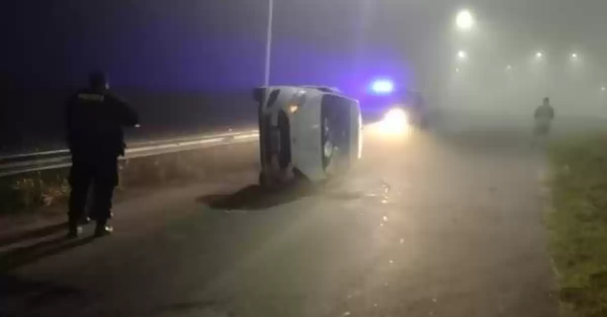 Bermúdez: Tras la niebla y una mala maniobra un automóvil volcó en Autopista