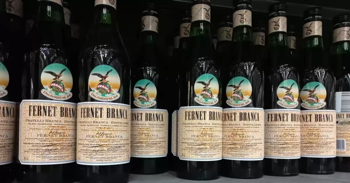 Detuvieron a dos jóvenes por robar botellas de fernet en un local de San Lorenzo