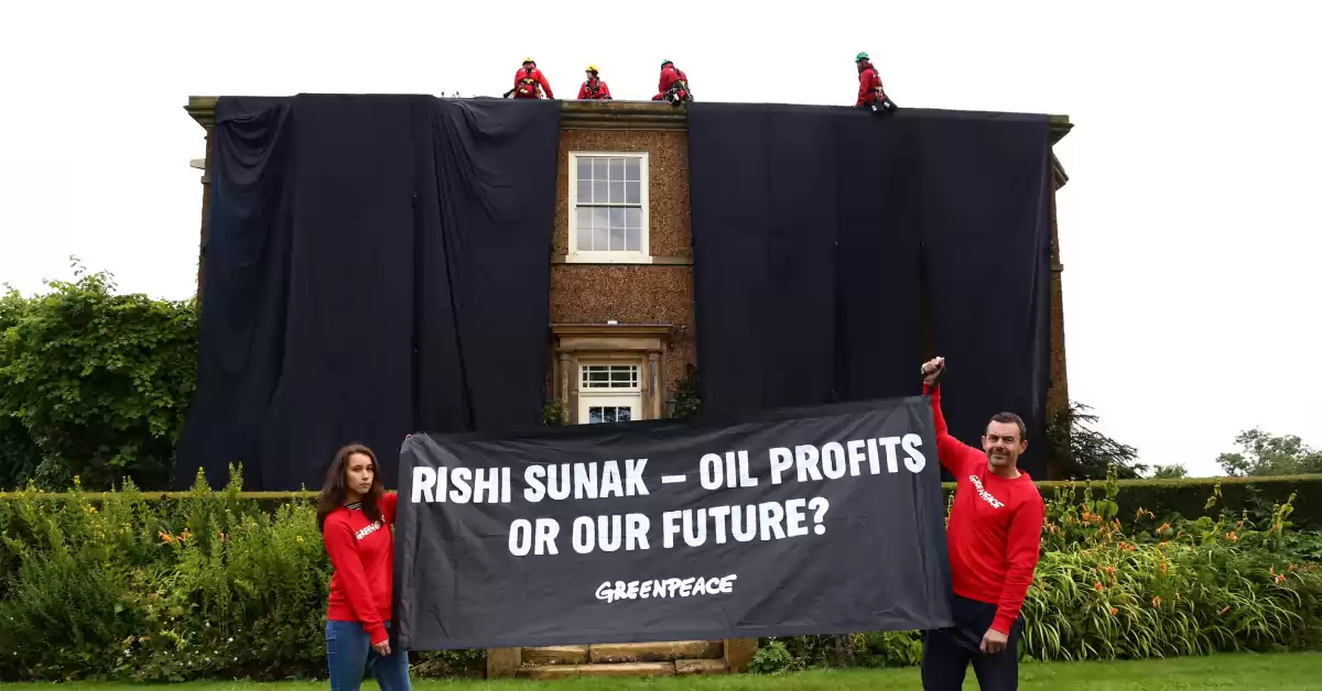 Greenpeace cubrió con una manta negra la mansión del Primer Ministro británico