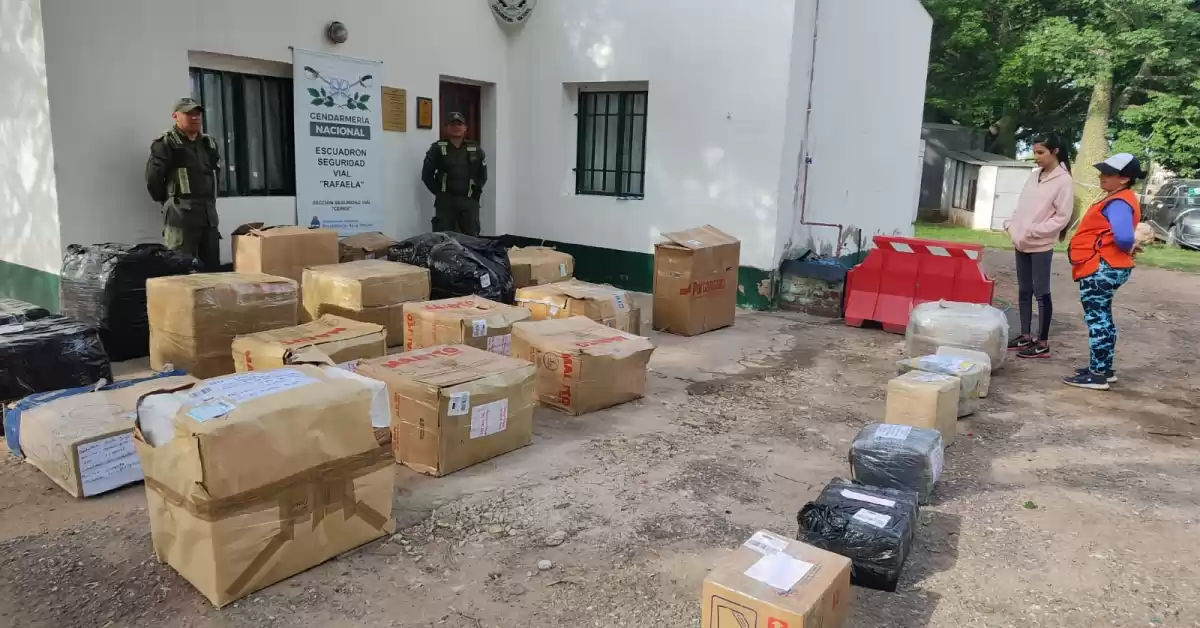 Hallaron neumáticos ilegales y hojas de coca al abrir encomiendas en Rafaela 