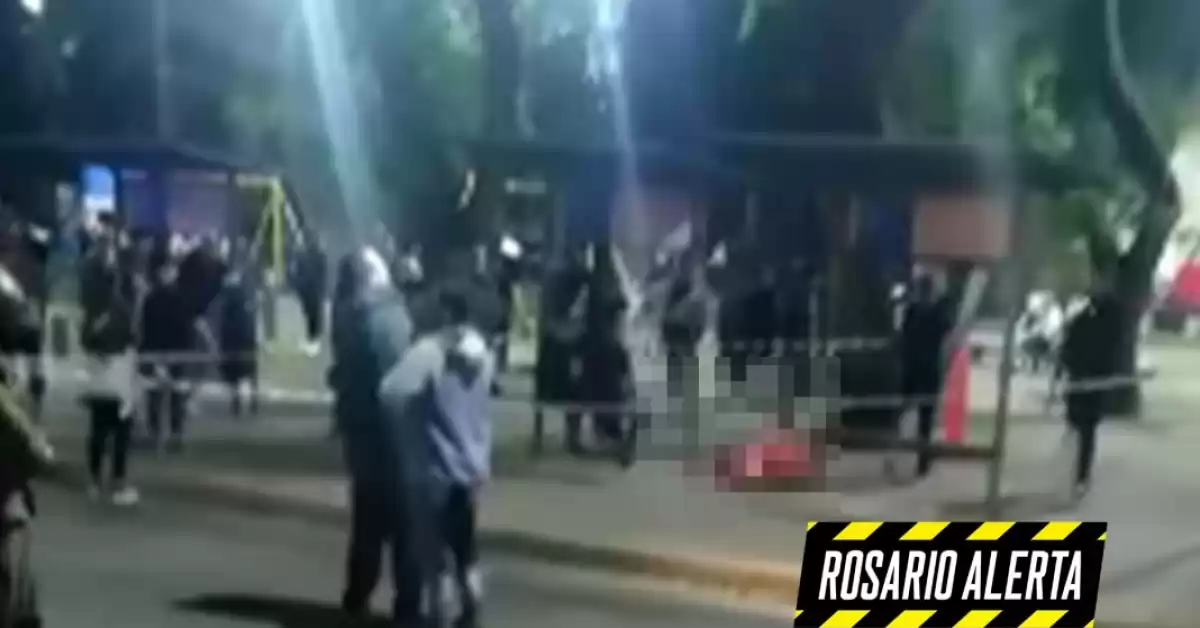 Una mujer fue asesinada en Rosario y su hija está grave tras quedar en medio de una balacera