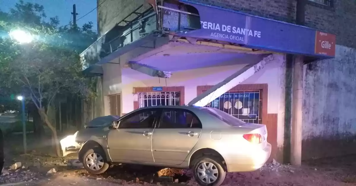 Un auto se estrelló contra una agencia de Quiniela en Fray Luis Beltrán