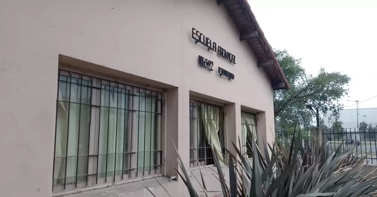 Párroco de Barrio Bouchard reclamó a Perotti la reparación urgente de las aulas de la escuela