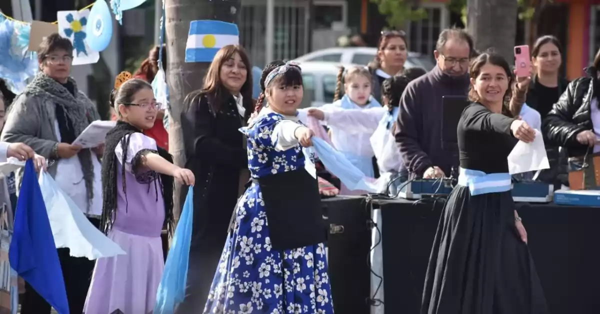 Puerto se vistió de celeste y blanco para conmemorar un nuevo aniversario de la Revolución de Mayo