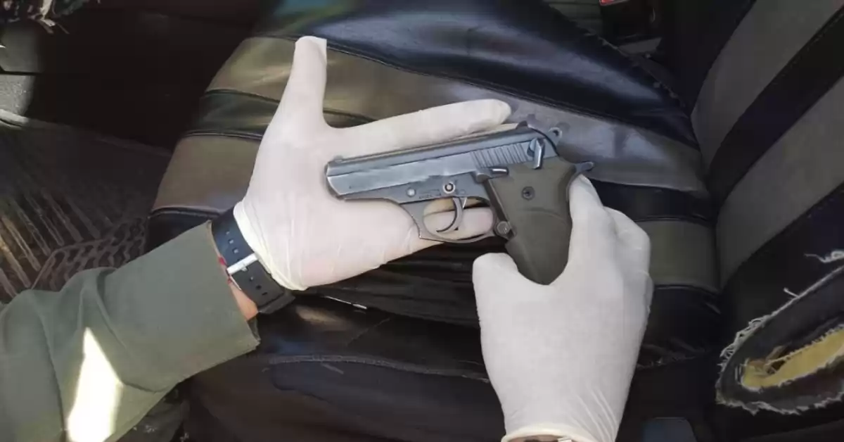 Fue detenido cuando trasladaba ilegalmente un arma de fuego y municiones