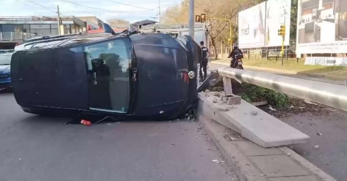 San Lorenzo: Perdió el control de su auto y colisionó con el cantero central de Av. San Martín