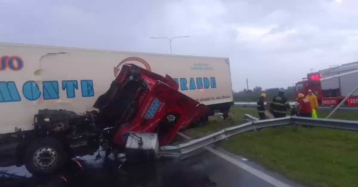 Un camión colisionó con una columna de alumbrado público en Autopista y el conductor resultó herido