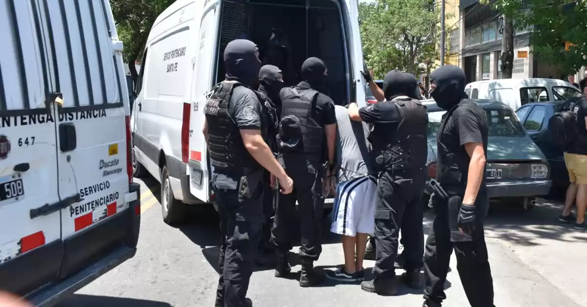 Trasladaron a 27 presos que estaban en la Comisaría 21 de Rosario, a la cárcel de Piñero