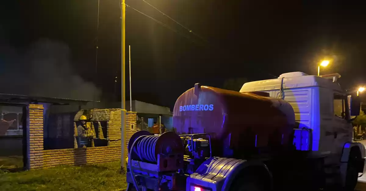Puerto San Martin: Una vivienda ardio en llamas y un hombre resultó con quemaduras