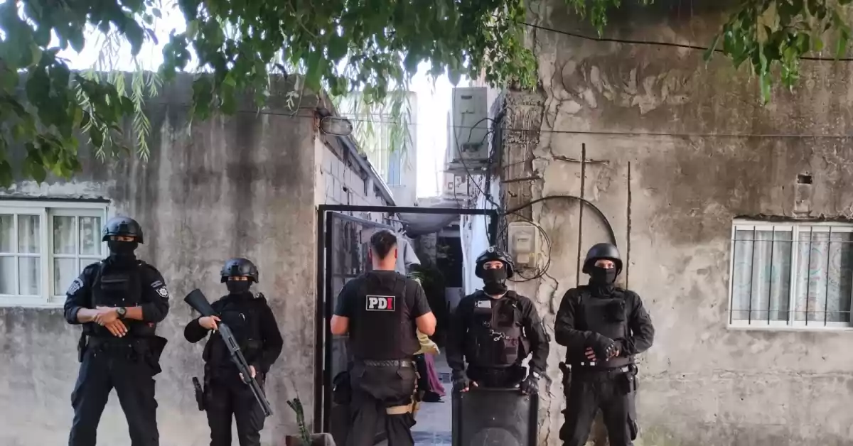 Detuvieron a cinco personas por amenazas al gobernador Pullaro tras allanamientos en Rosario y Puerto Gaboto